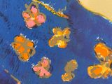 une peinture représentant des fleurs sur un fond bleu et jaune