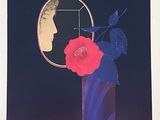une photo d'une fleur dans un vase avec un miroir