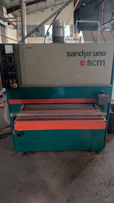 une machine qui se trouve à l'intérieur d'un bâtiment