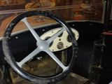 un volant et le volant d'une vieille voiture de course