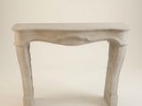 une petite table avec un plateau en marbre sur fond blanc