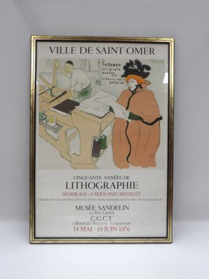 affiche encadrée représentant une femme assise à un bureau devant une machine à écrire