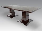 une photo d'une table à manger moderne avec un plateau en marbre
