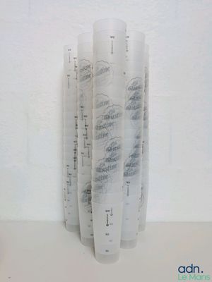 une pile de gobelets en plastique posée sur une table
