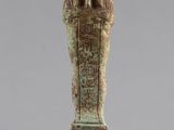 une statue égyptienne antique représentant une femme tenant un bébé dans ses bras