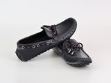 paire de mocassins noirs avec des lacets violets sur fond blanc