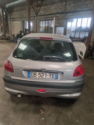 une voiture argentée garée dans un garage