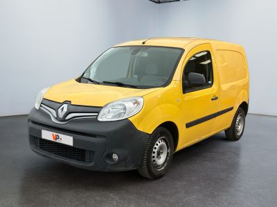 une camionnette jaune garée dans une pièce vide où il n'y a personne