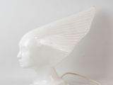 une image représentant une sculpture blanche représentant une tête de femme dotée d'ailes