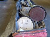 beaucoup de bagages posés par terre