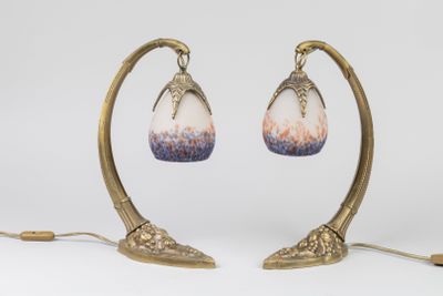 paire de lampes de table anciennes en laiton avec des abat-jours en verre peint