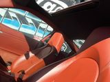l'intérieur d'une voiture avec des sièges en cuir rouge et un toit ouvrant