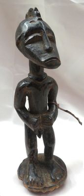 statue d'un homme avec un oiseau sur la tête
