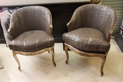 deux chaises assises l'une à côté de l'autre dans une pièce