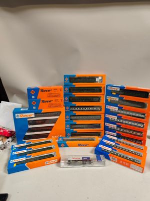 beaucoup de rails et de boîtes de toutes sortes sur la table