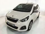 La petite voiture blanche est garée dans la pièce blanche.