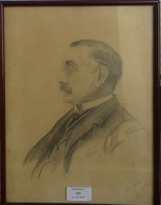 portrait d'un homme en costume-cravate, dans un cadre en bois