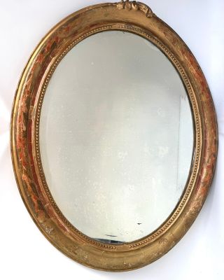 une image d'un miroir encadré d'or accroché à un mur