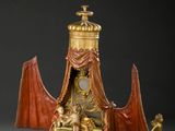 une horloge dorée et rouge ornée d'un dragon