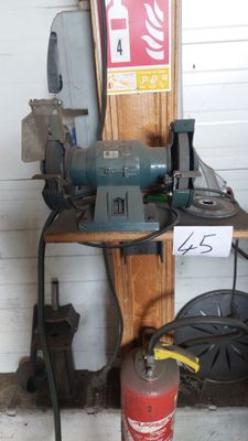 une photo d'un établi avec des outils et un extincteur