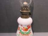 une petite lampe posée sur une table
