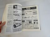 une personne tenant un livre ouvert à la page d'un journal