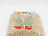 un sac de riz posé sur une surface blanche