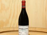 une bouteille de vin posée sur un tonneau