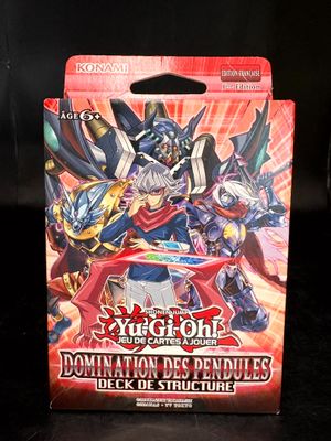 une boîte de cartes de jeu illustrée d'un démon