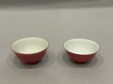 deux bols rouges et blancs posés sur une table