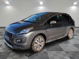 La voiture grise est garée dans une grande pièce au sol à carreaux.