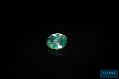 une tourmaline verte sur fond noir
