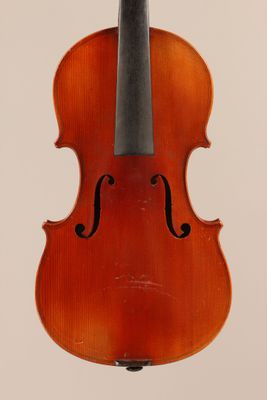 un vieux violon avec un archet accroché à son dos