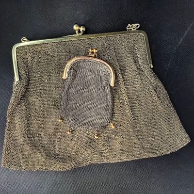 un gros plan d'un sac à main posé sur une surface noire