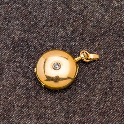 une image représentant un fer à friser en or orné d'un diamant au centre