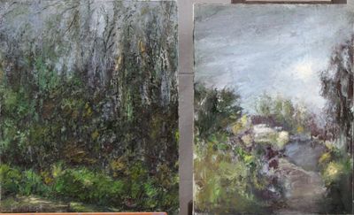 des tableaux représentant des arbres et des buissons sont exposés sur des chevalets devant une fenêtre