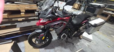 une moto rouge garée dans un entrepôt