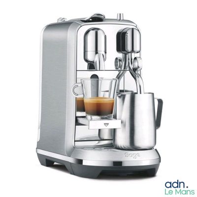 Machine à café expresso Sagel avec une tasse d'expresso