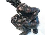 une statue représentant une femme assise sur un tabouret