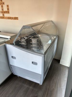 une sorbetière posée dans un coin de la cuisine