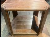une petite table en bois surmontée d'une étagère