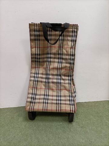 Sac de course à roulettes en toile écossaise. En l’état
