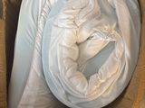 une boîte contenant une couverture et un oreiller