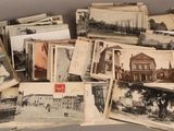 plusieurs vieilles photographies en noir et blanc de personnes et de bâtiments sur une table