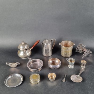 beaucoup d'objets en argent qui se trouvent sur la table