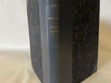 trois livres sont empilés sur une surface blanche