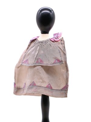 une photo d'une robe sur un mannequin, ornée d'un nœud rose