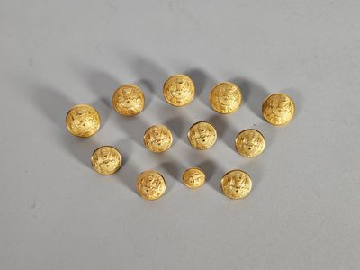 Suite de douze boutons en trois tailles d'officier général, modèle 187