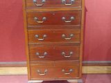 une petite commode en bois dans une pièce