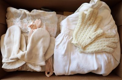 une boîte qui contient beaucoup de vêtements